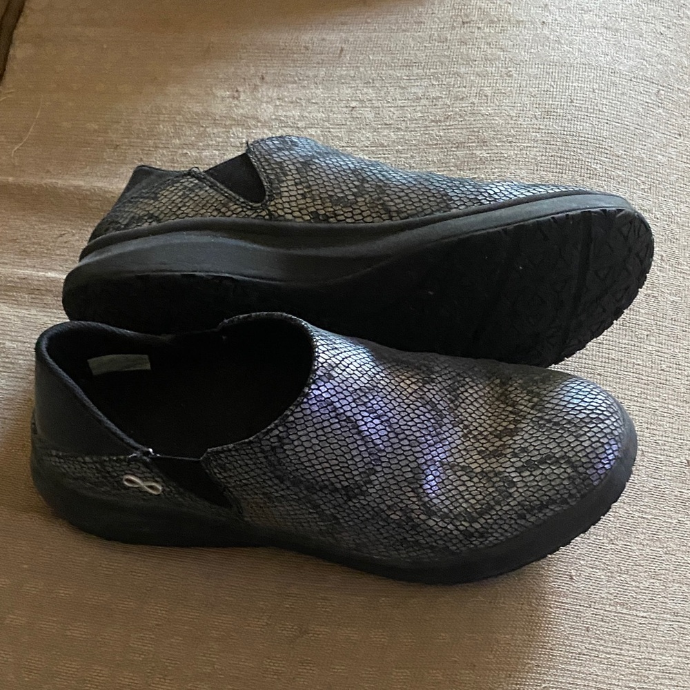 Infinity Textured Black and grey snake skinSlip-On clogs. Back folds up or down - Picture 1 of 9